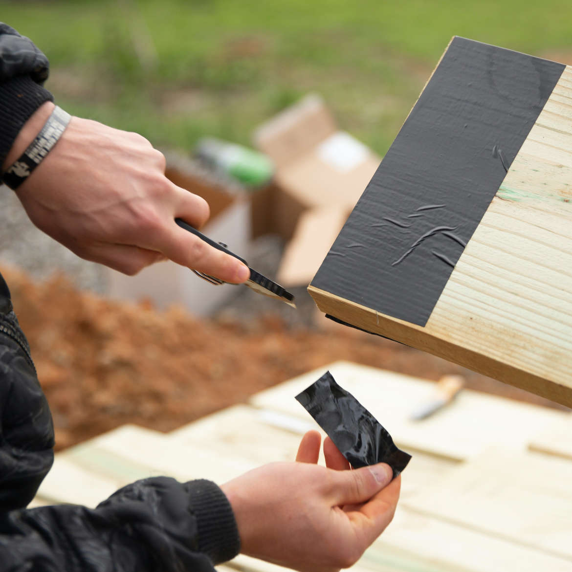 FrogTape™ Pro Grade Deck and Joist Flashing Tape Application Image 3