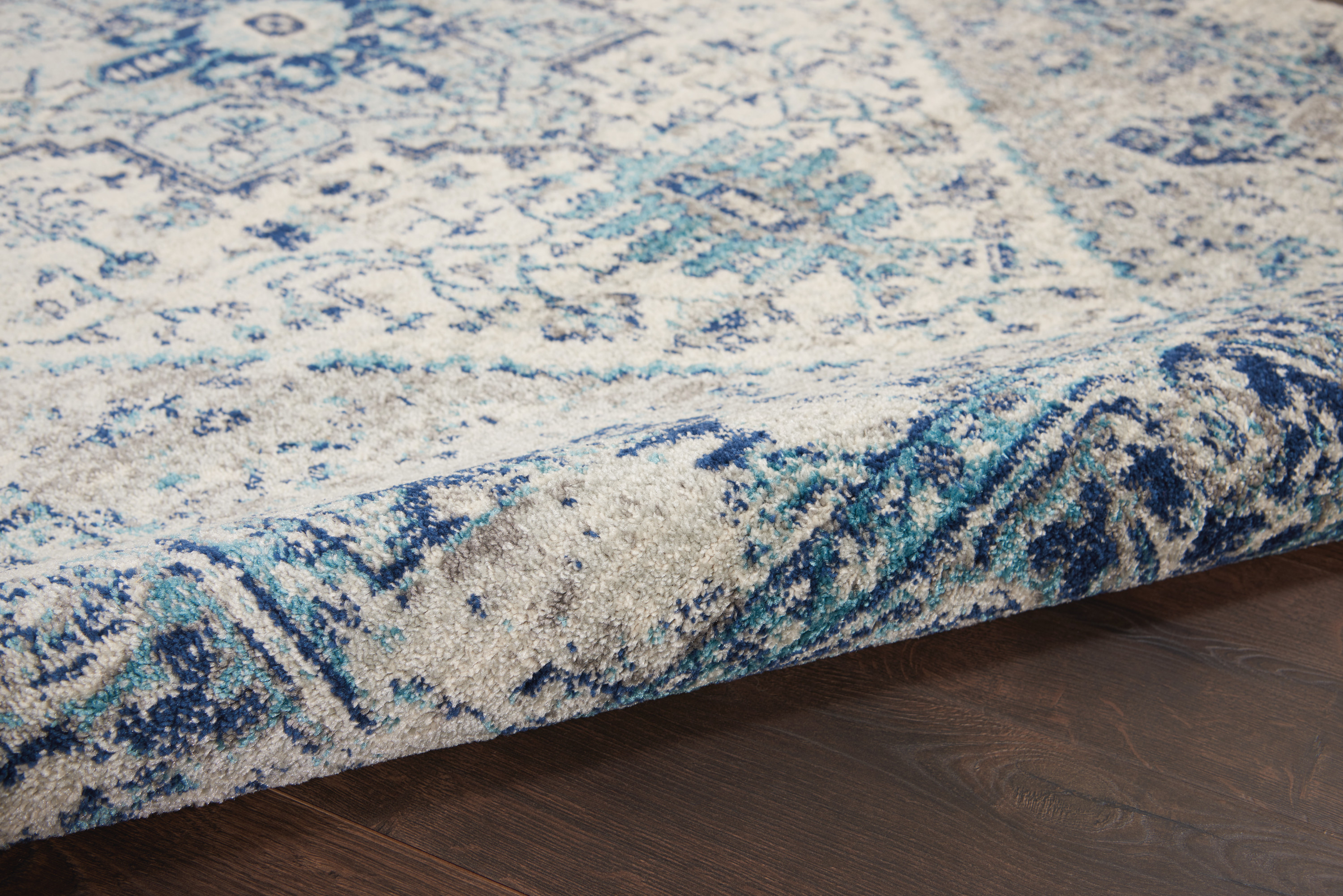 Nourison Tranquil 5'3" x 7'3" Ivory Light Blue Vintage Indoor Rug