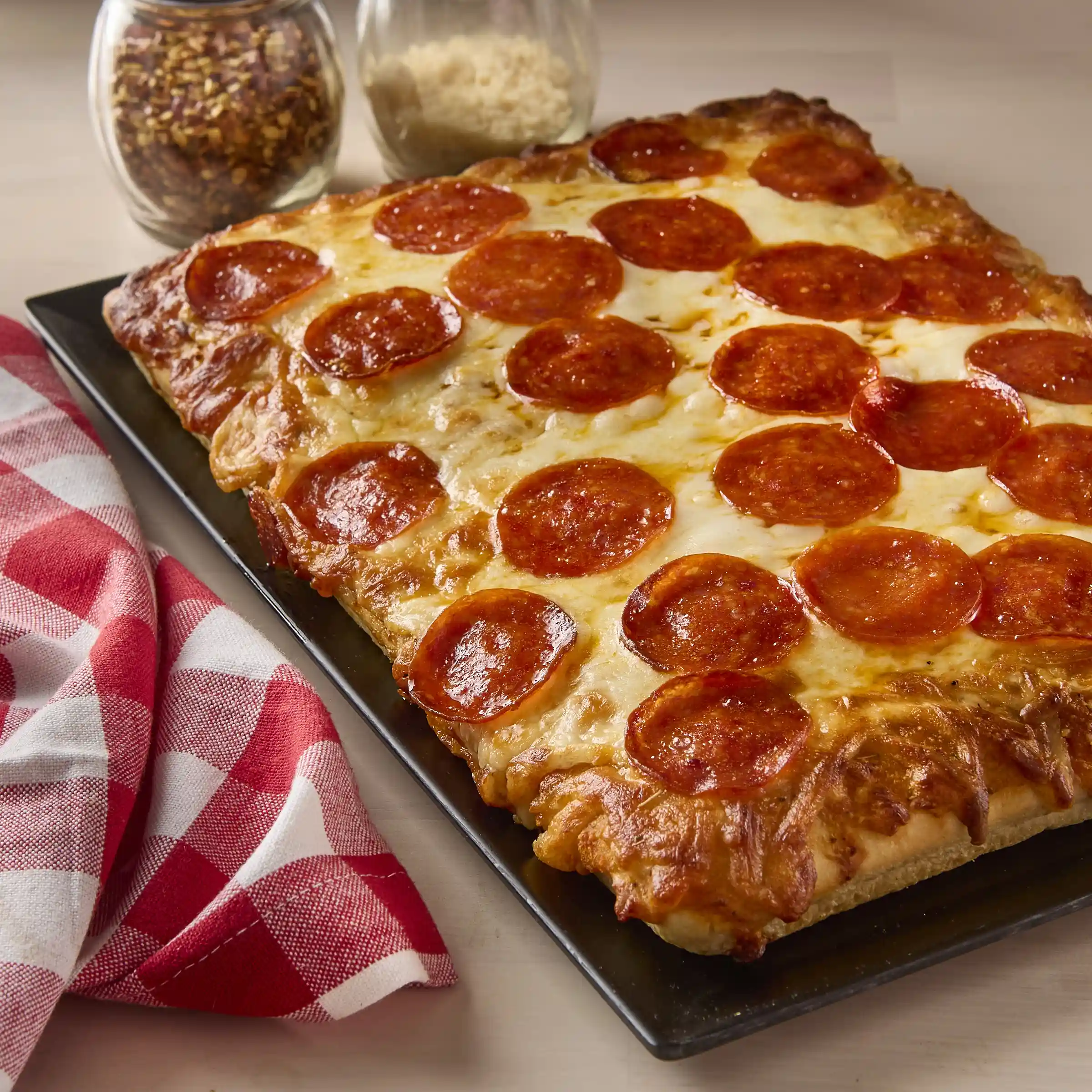 Hillshire Farm® Sliced Pepperoni, 14 slices per oz. https://images.salsify.com/image/upload/s--_Qbk7MQa--/q_25/7c4a3f60f84da1dcee9069211d27129225d84e95.webp
