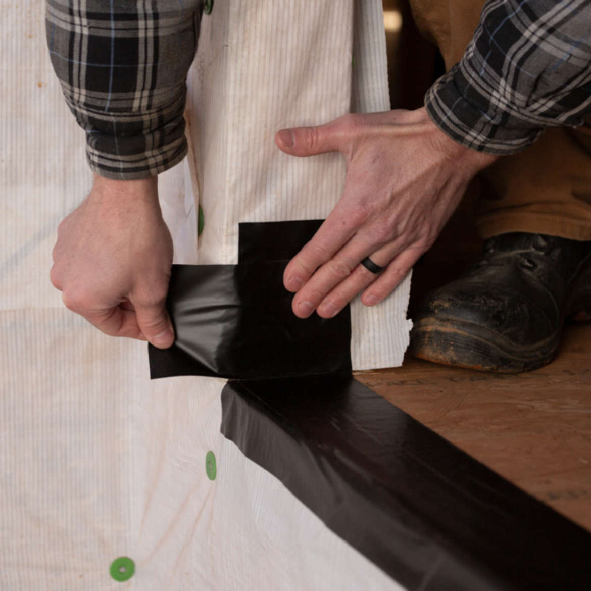 FrogTape™ Pro Grade Flashing and Waterproofing Tape Application Image 3