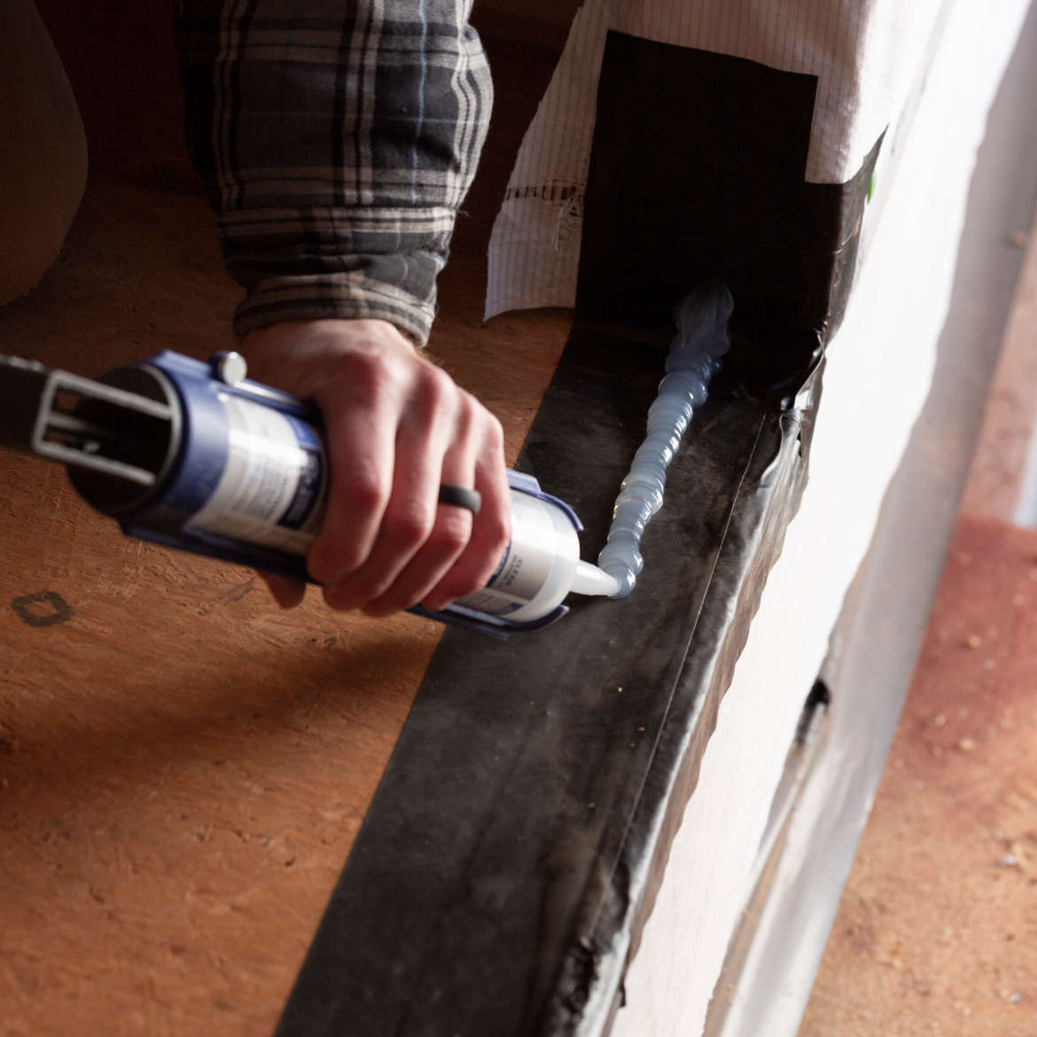 FrogTape™ Pro Grade Flashing and Waterproofing Tape Application Image 2