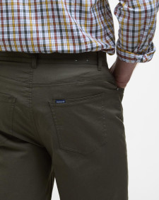 Pantaloni chino con vestibilità regular, leggeri ed elasticizzati 