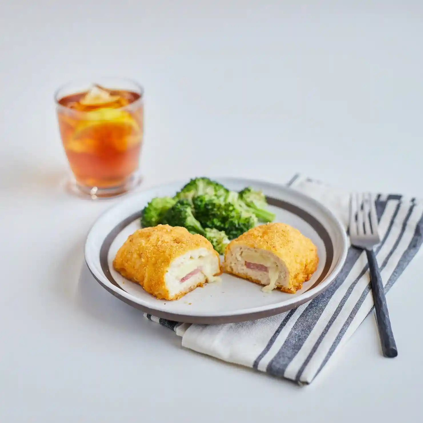 Barber Foods® Uncooked Breaded Cordon Bleu Boneless Stuffed Chicken Breasts 7 oz. https://images.salsify.com/image/upload/s--hiPHAvK_--/q_25/zrmpxqd5rajtrwukfzes.webp