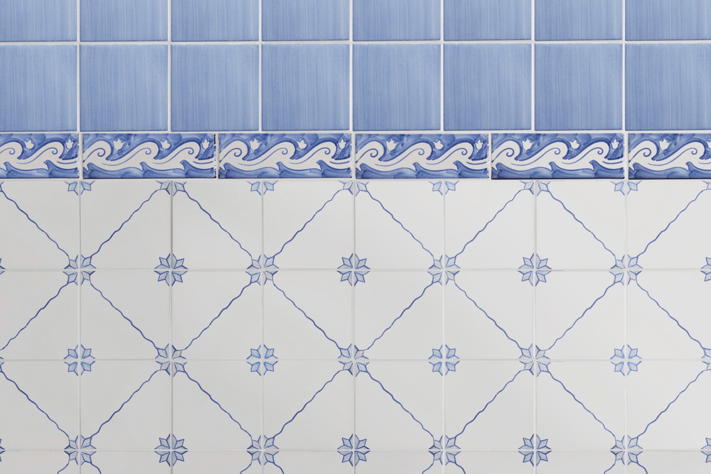 a blue and white tiled wall with a decorative pattern.