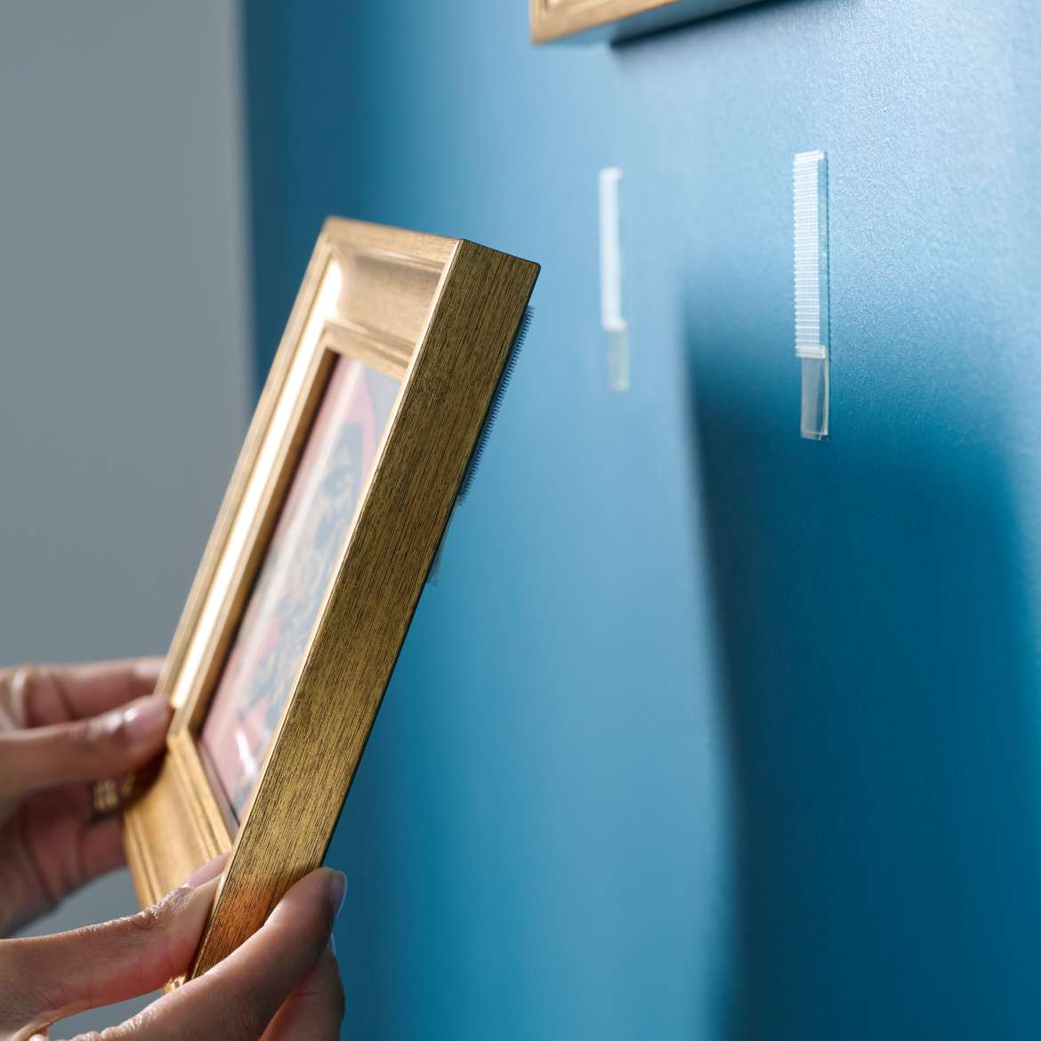 FrogTape reMOVEables™ Medium Clear Picture Hanging Strips Application Image 1