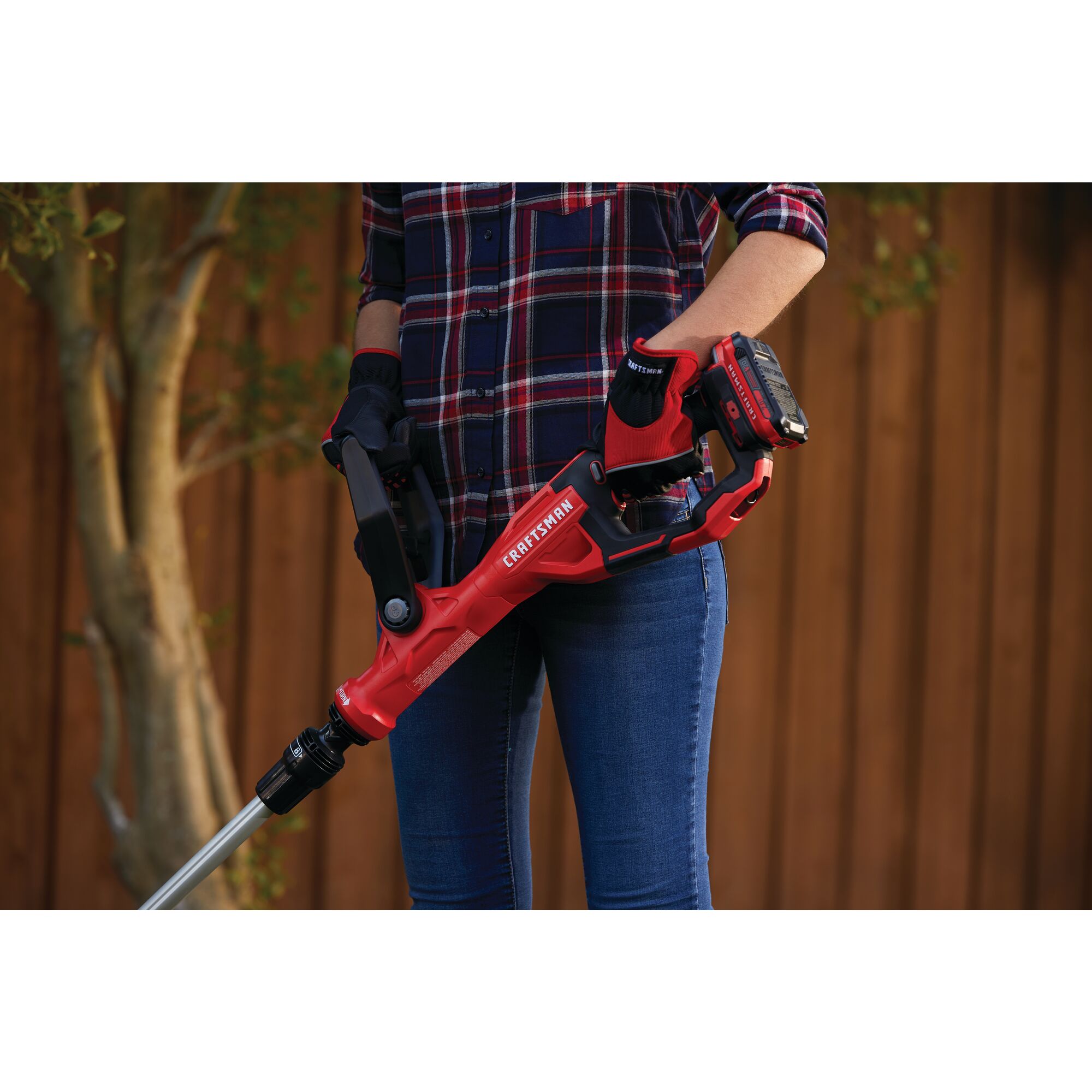 Easy to grip contoured over molded handle feature of 20 volt weedwacker 13 inch cordless string trimmer and edger with automatic feed kit.