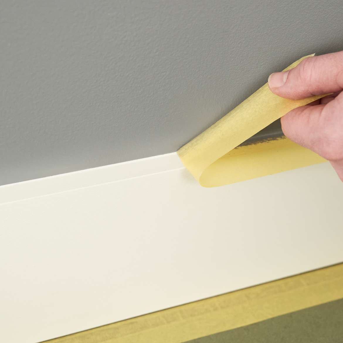 FrogTape<sup>®</sup> Delicate Surface Painter's Tape Application Image 2