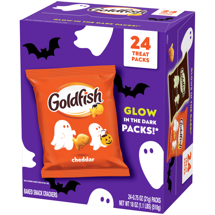 Goldfish® Halloween Cheddar Cheese Crackers Multipack, 24 Pack, 0.75 oz, bag - Right Angle Image