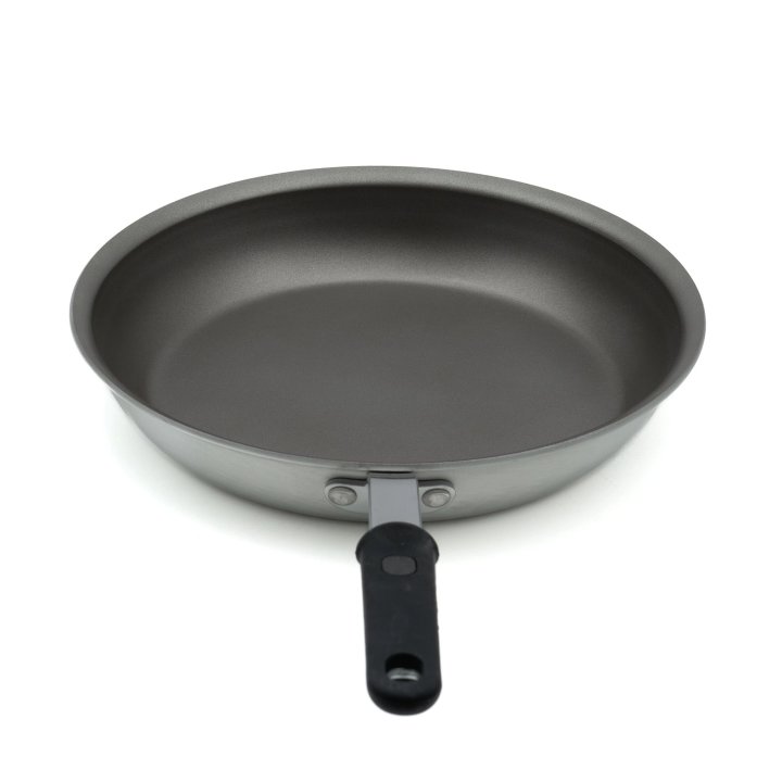 14-inch Wear-Ever® rivetless fry pan with PowerCoat2™ nonstick coating and silicone handle
