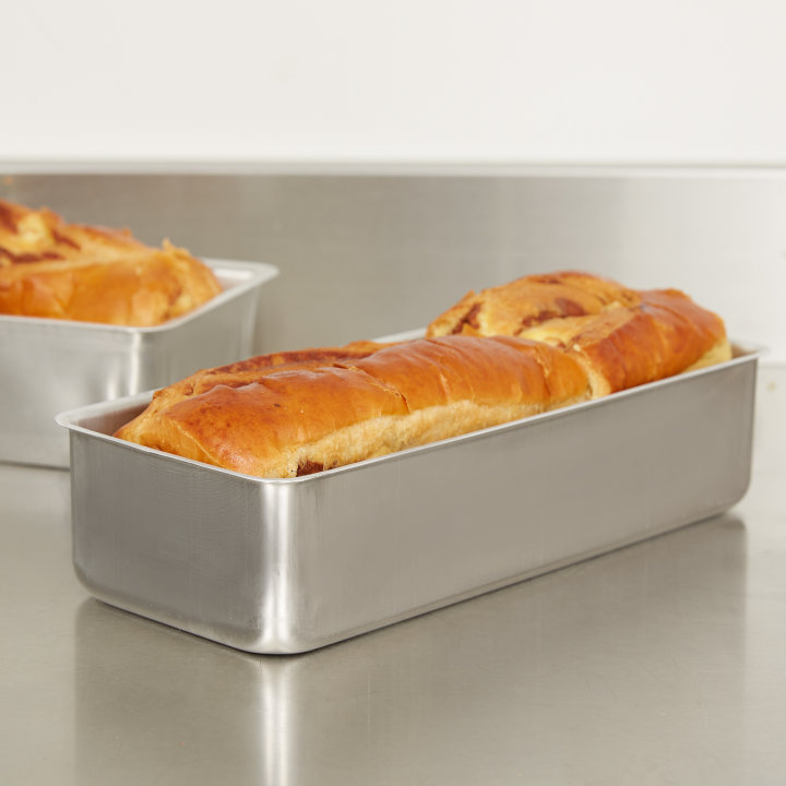 Wear-Ever® seamless aluminum loaf pan