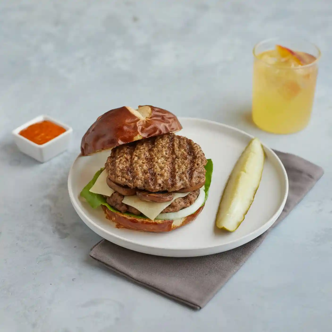 The Pub® Chopped Beef Steak, Fully Cooked https://images.salsify.com/image/upload/s--XvoYwYGo--/q_25/xiayl2cpmhi1k0iwdx5k.webp