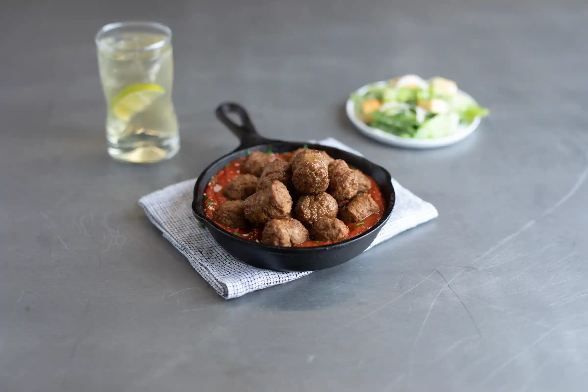 AdvancePierre™ Fully Cooked Deluxe Beef Meatballs, 0.55 oz. https://images.salsify.com/image/upload/s--0XCKk2LX--/q_25/mkytoxomj1ibcawlspqa.webp