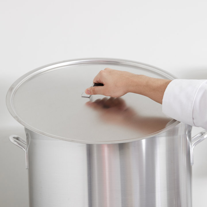 20 ⅞-inch Wear-Ever® flat aluminum cover with dipped handle