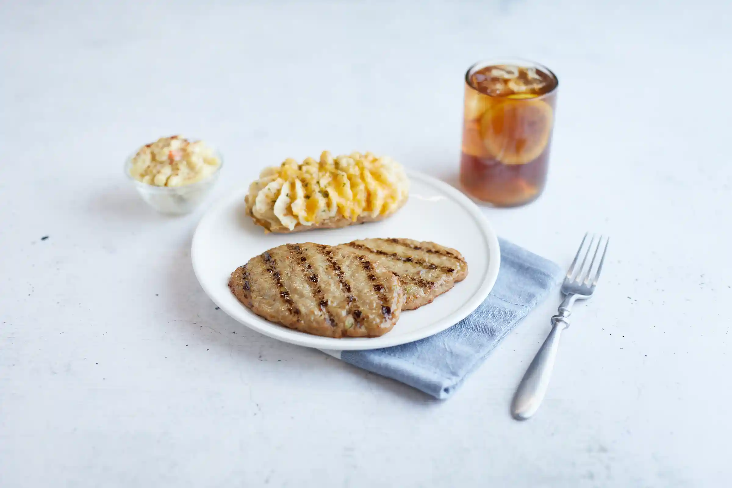 AdvancePierre™ Charbroil Pattie for Salisbury, 3 oz https://images.salsify.com/image/upload/s--1DgNzj_2--/q_25/cnfmcllysgy3fmofjciy.webp