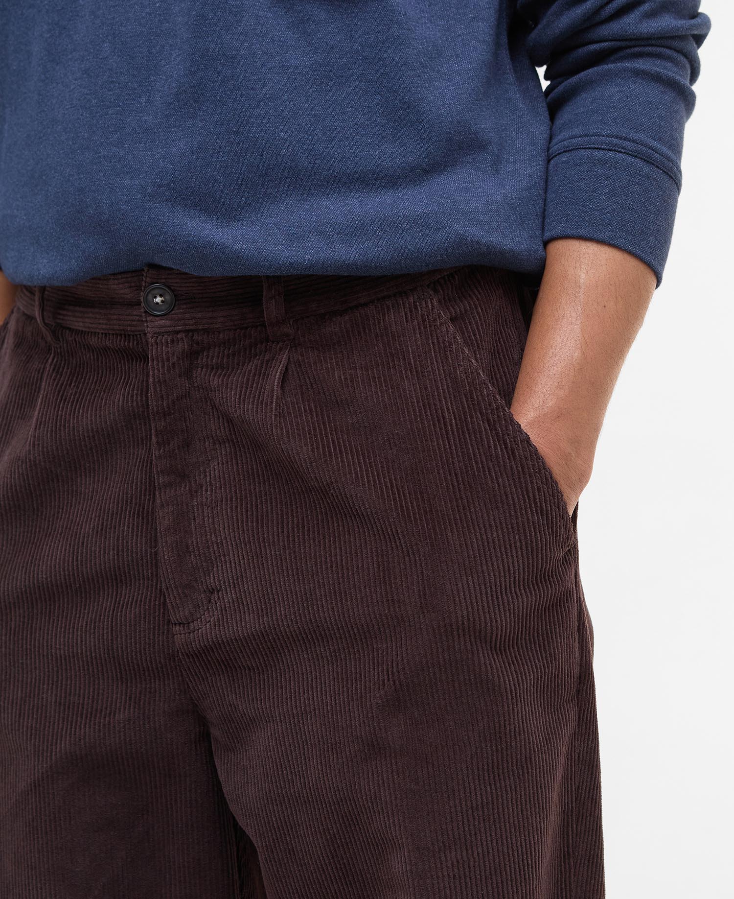 Pantaloni in velluto stretch a coste sottili dalla vestibilità comoda image number 3
