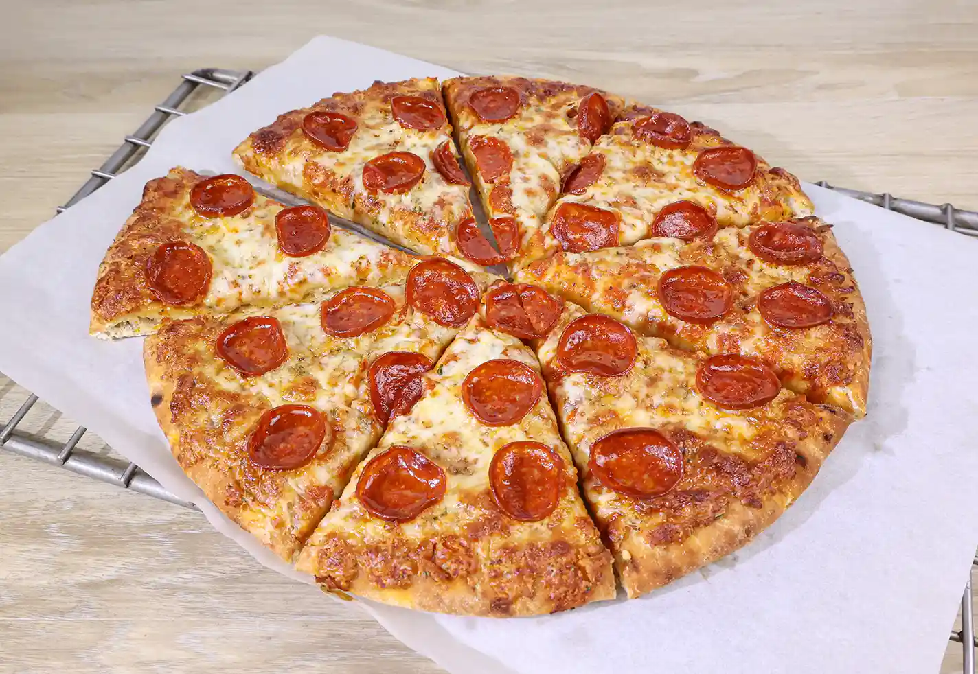 Hillshire Farm® Cupping Pepperoni, 20 slices per oz. https://images.salsify.com/image/upload/s--lA0VPoJQ--/q_25/db8tlyxbxd3ya4hpq1w1.webp