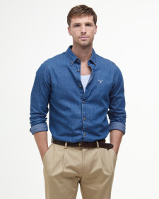 Camicia a maniche lunghe leggermente aderente con stemma in denim 