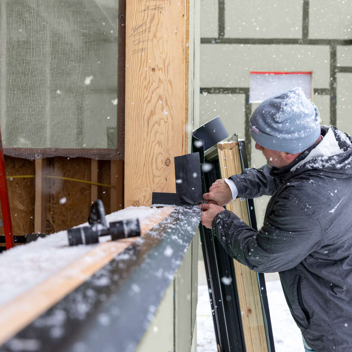 FrogTape™ Pro Grade Flashing Tape Application Image 5