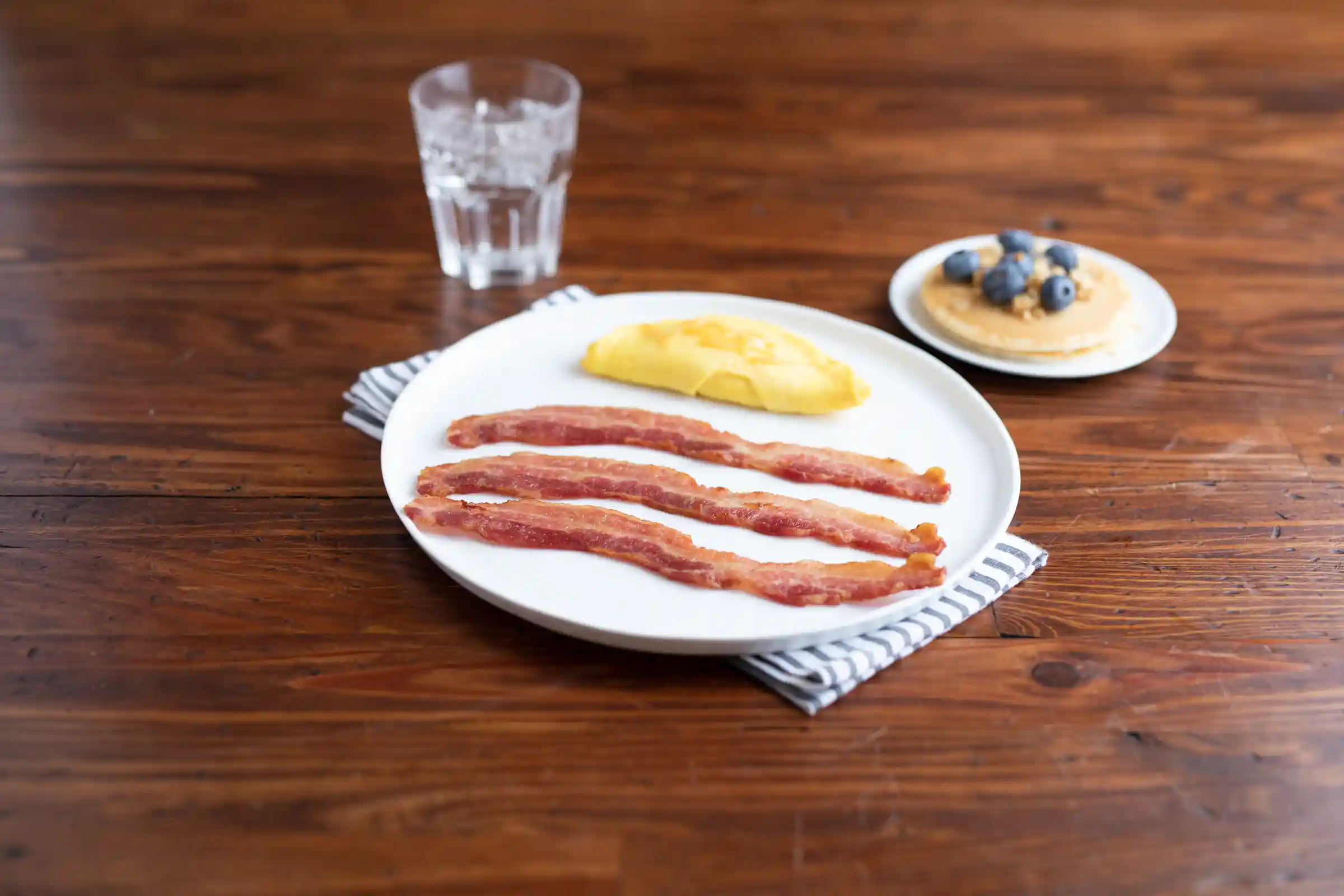 Wright® Brand Naturally Applewood Smoked Regular Sliced Bacon, 14/18  https://images.salsify.com/image/upload/s--jENH6Ad9--/q_25/ld21hxjyjmapztoootef.webp