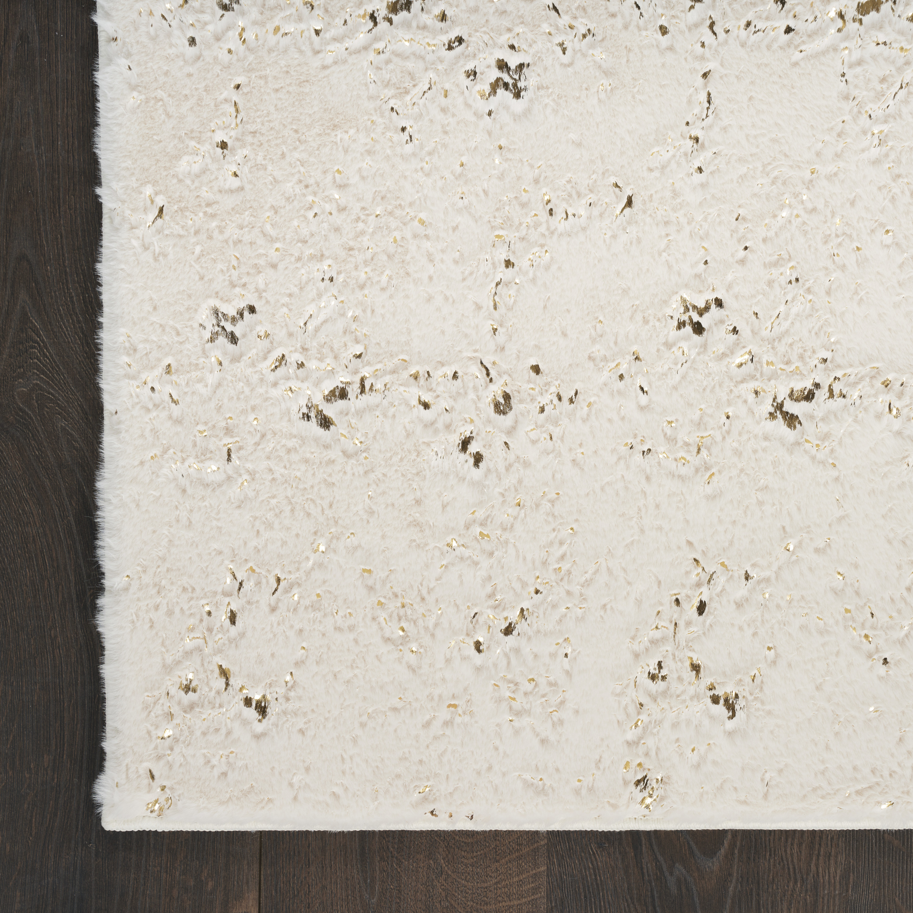 Nourison Cozy Shimmer 5'3" x 7'3" Ivory Gold Glam Indoor Rug