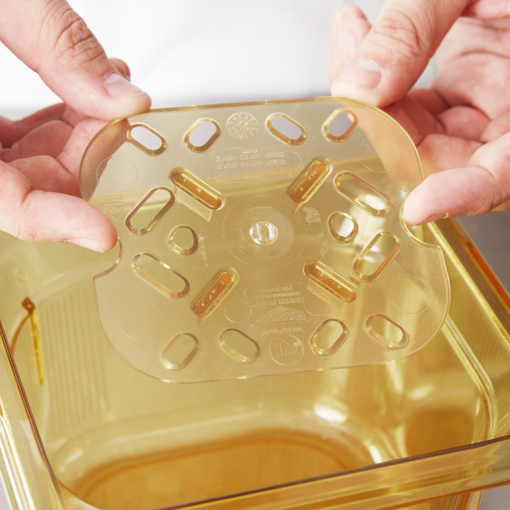 Sixth-size Super Pan® high-temperature plastic false bottom in amber