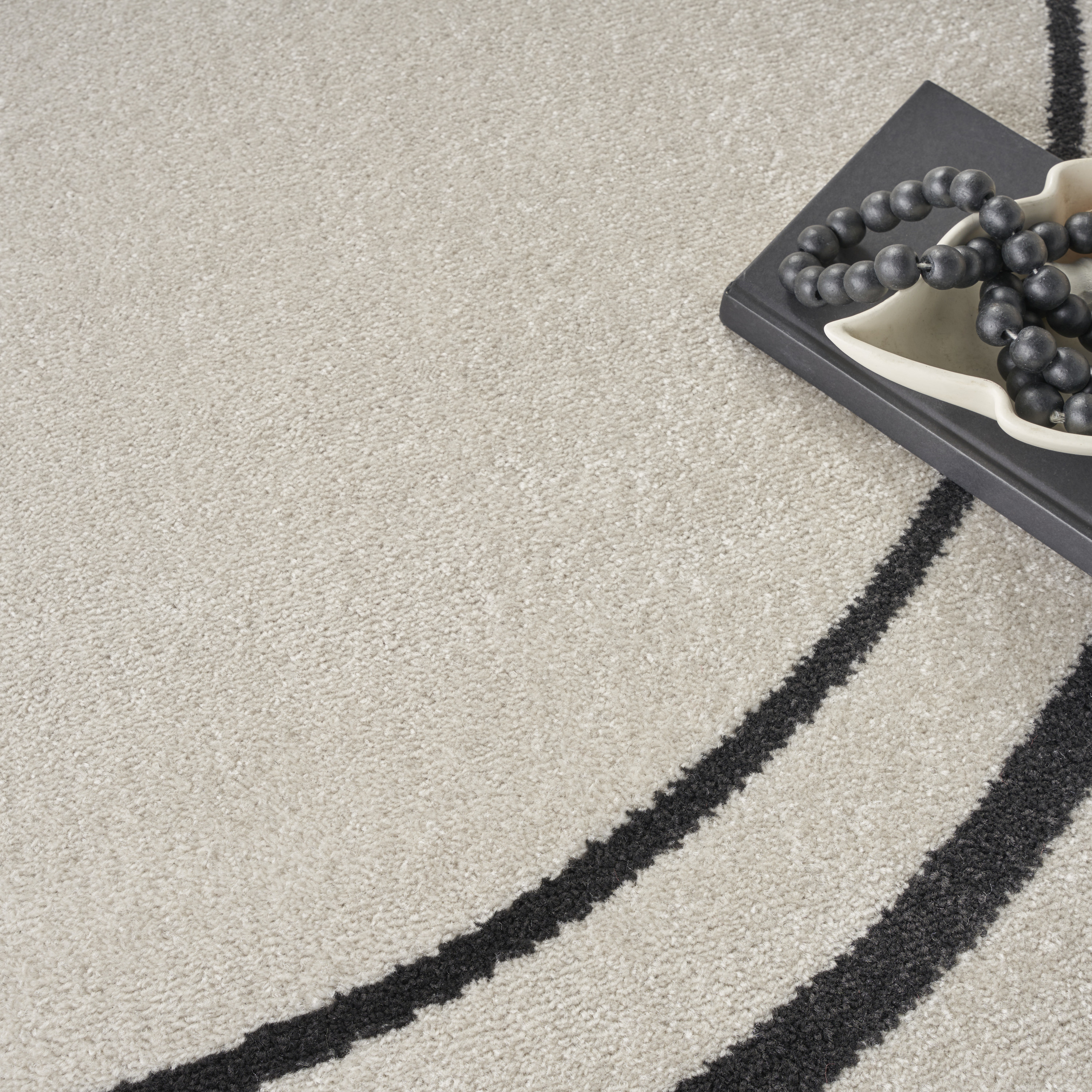 Nourison Nourison Essentials 4' x Round Ivory Black Contemporary Rug
