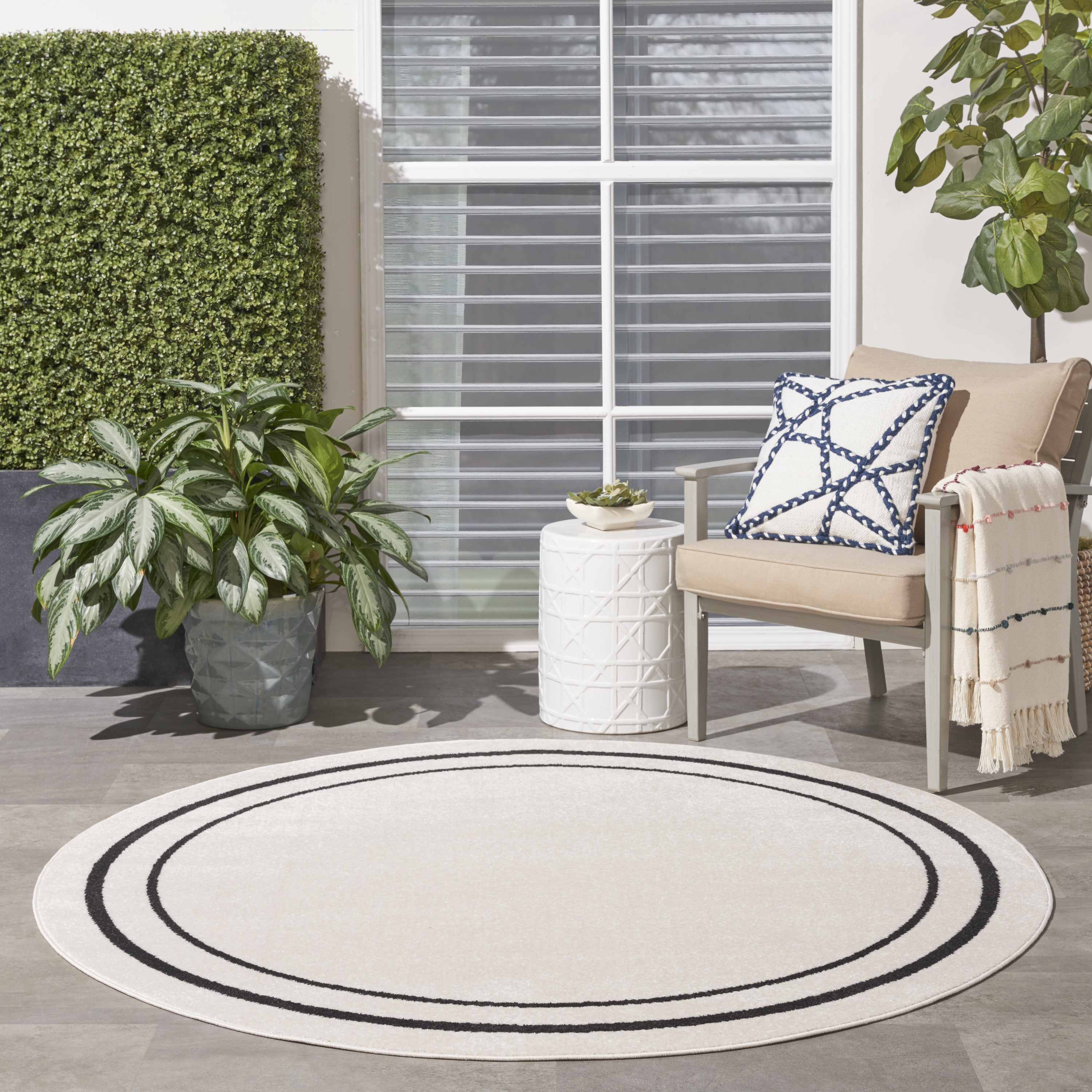 Nourison Nourison Essentials 6' x Round Ivory Black Contemporary Rug