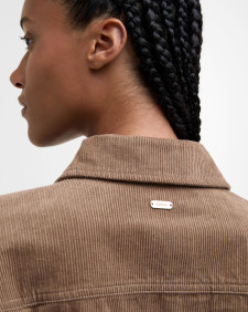 Camicia Yasmin a coste sottili con vestibilità comoda 