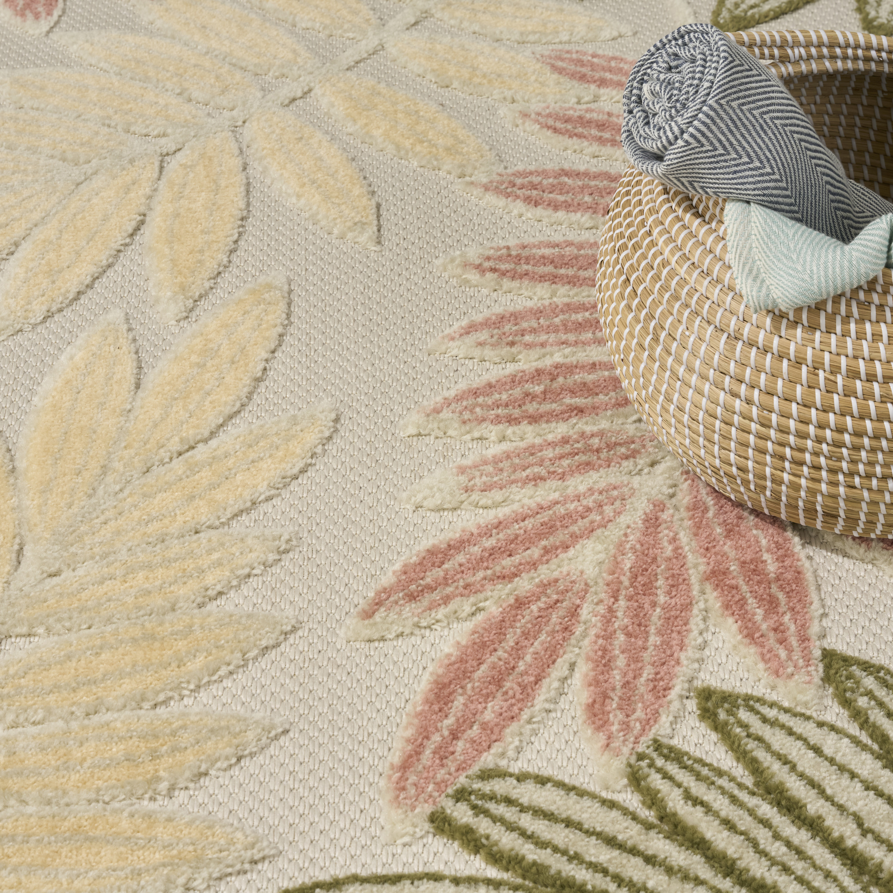 Nourison Aloha 3'6" x 5'6" Ivory Rose Modern Rug