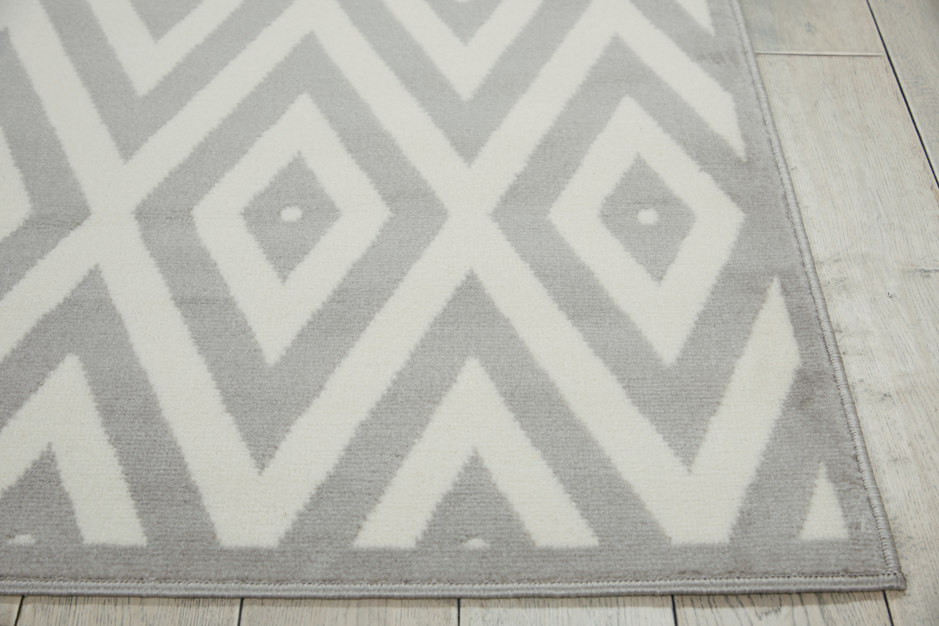Nourison Grafix 3'9" x 5'9" White/Grey Mid-Century Modern Indoor Rug