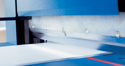 Honed to a super-sharp edge, the blade provides smooth, burr-free cuts.