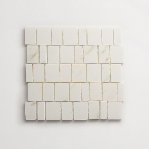 lapidary | rough cut mosaic sheet | calacatta gold (standard joint) 