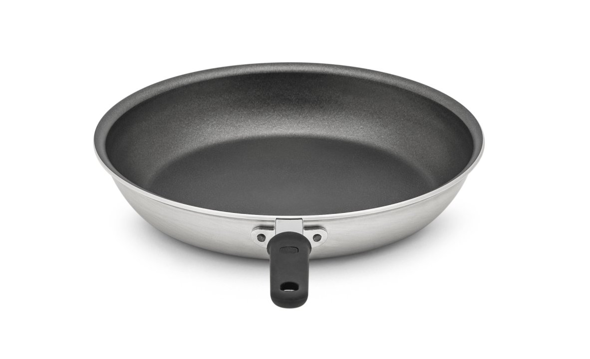 14-inch Wear-Ever® aluminum fry pan with SteelCoat x3™ nonstick coating and silicone handle