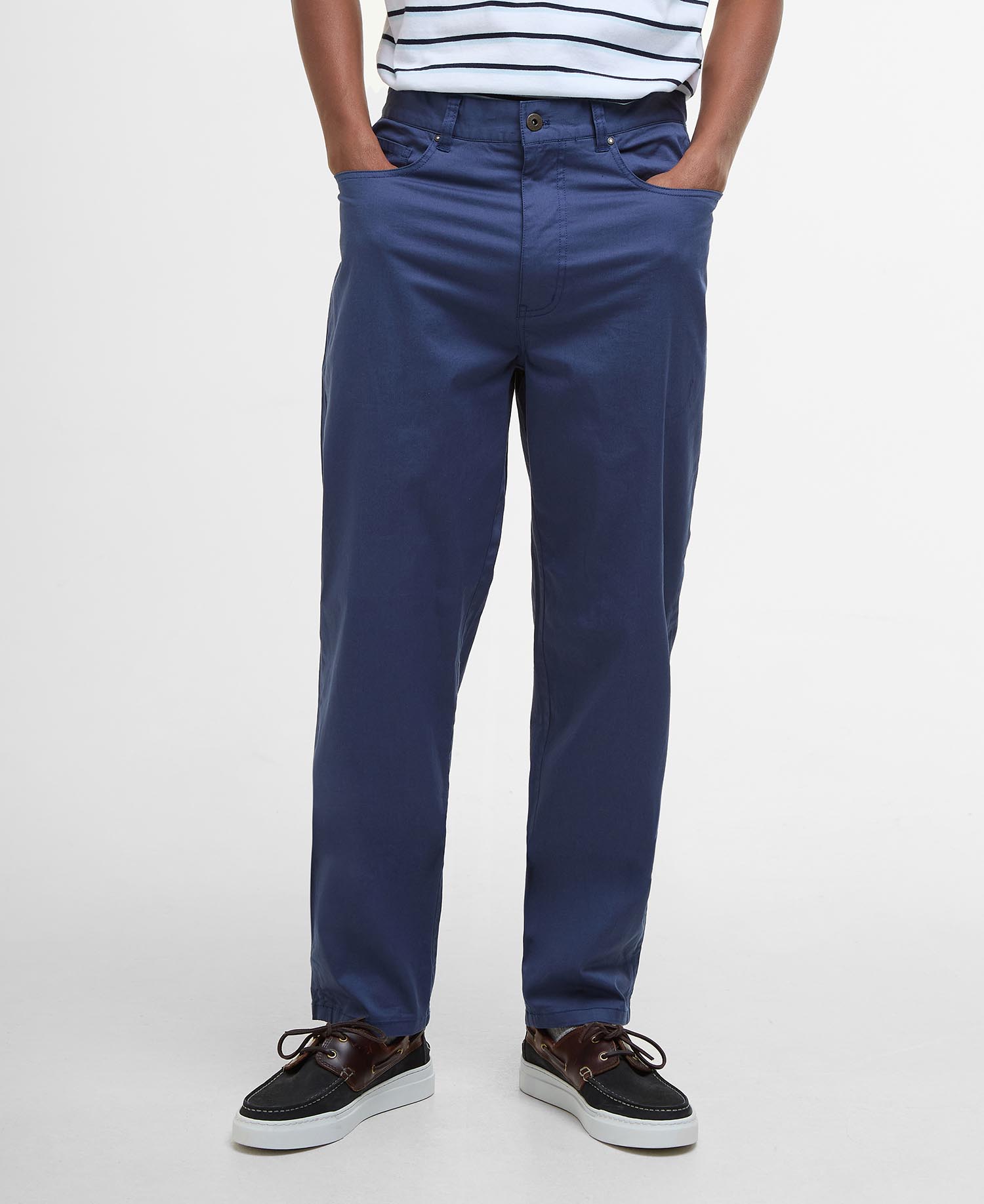 Pantaloni chino con vestibilità regular, leggeri ed elasticizzati image number 1