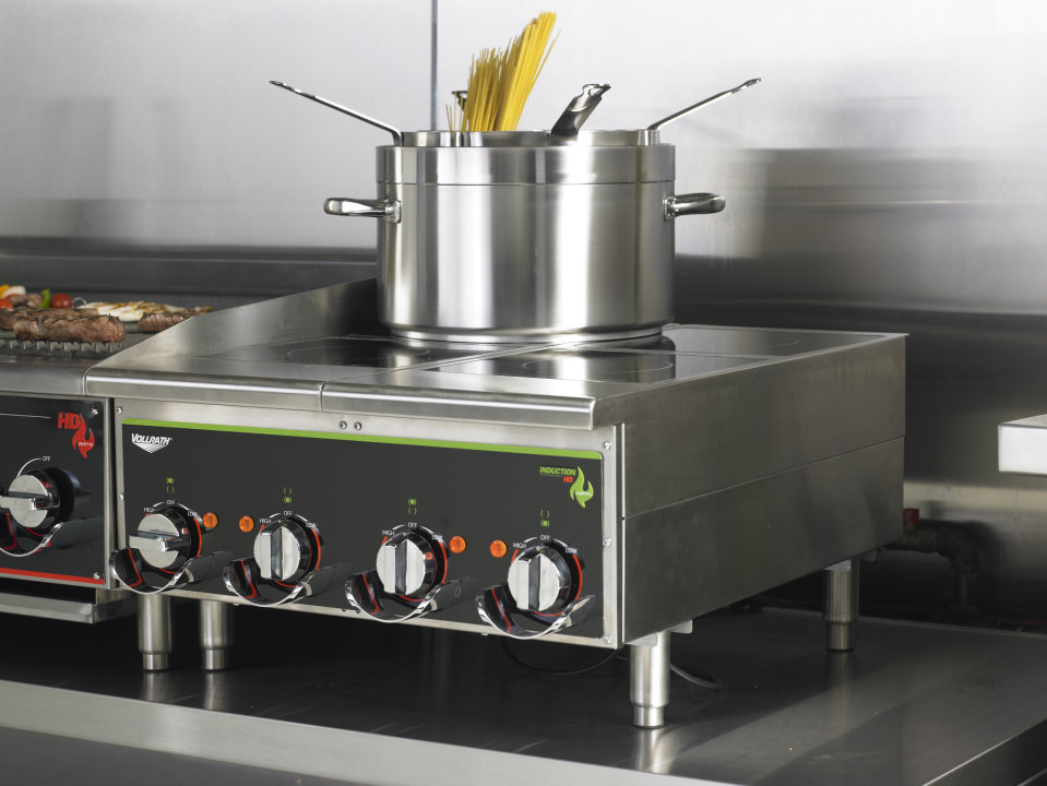 208- to 240-volt heavy-duty Cayenne® four-hob induction range with manual controls