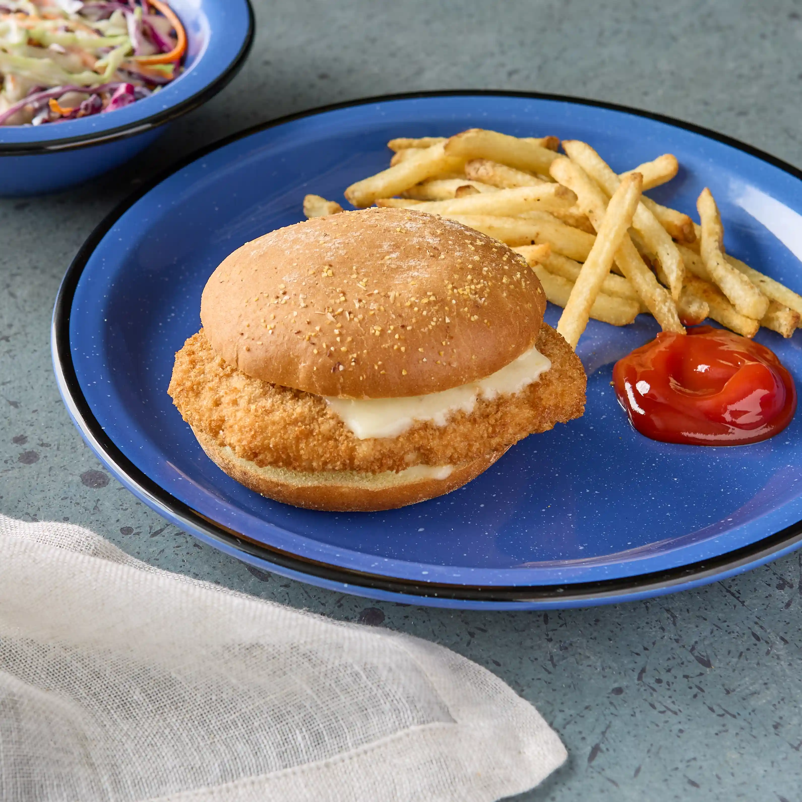 Pierre™ Southern Fried Chicken Breast Sandwich https://images.salsify.com/image/upload/s--29hjyzvR--/q_25/hex7mjibnj5r9rjxyicf.webp