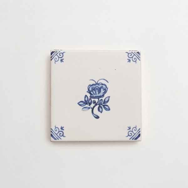 17th century: maiolica de delft | piccola fiorella with traliccia corner deco | pattern one 