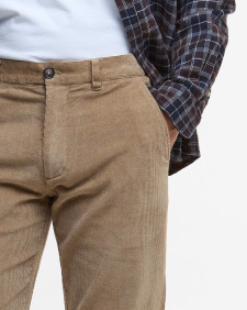 Pantaloni in velluto stretch a coste sottili dalla vestibilità leggermente aderente 