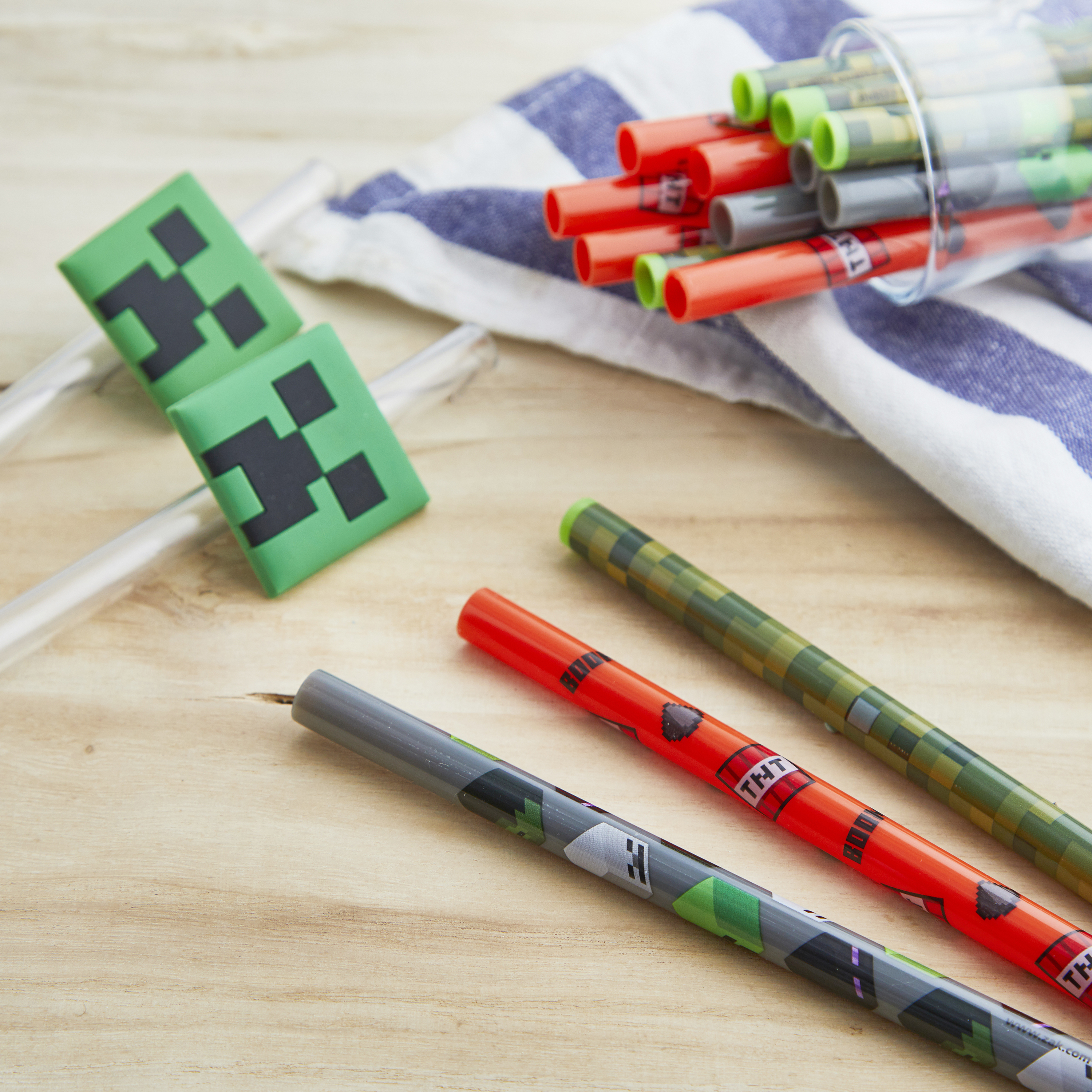 Minecraft Reusable Straws and Medallions, Creepers, 40-piece set slideshow image 2