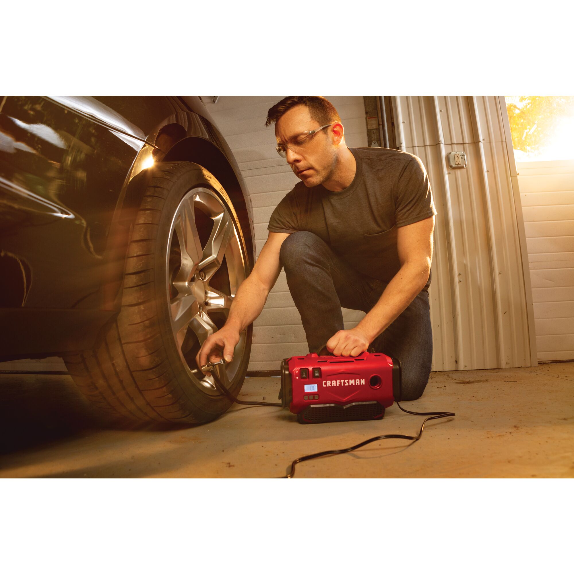 Cordless inflator tool only being used to inflate tyre.