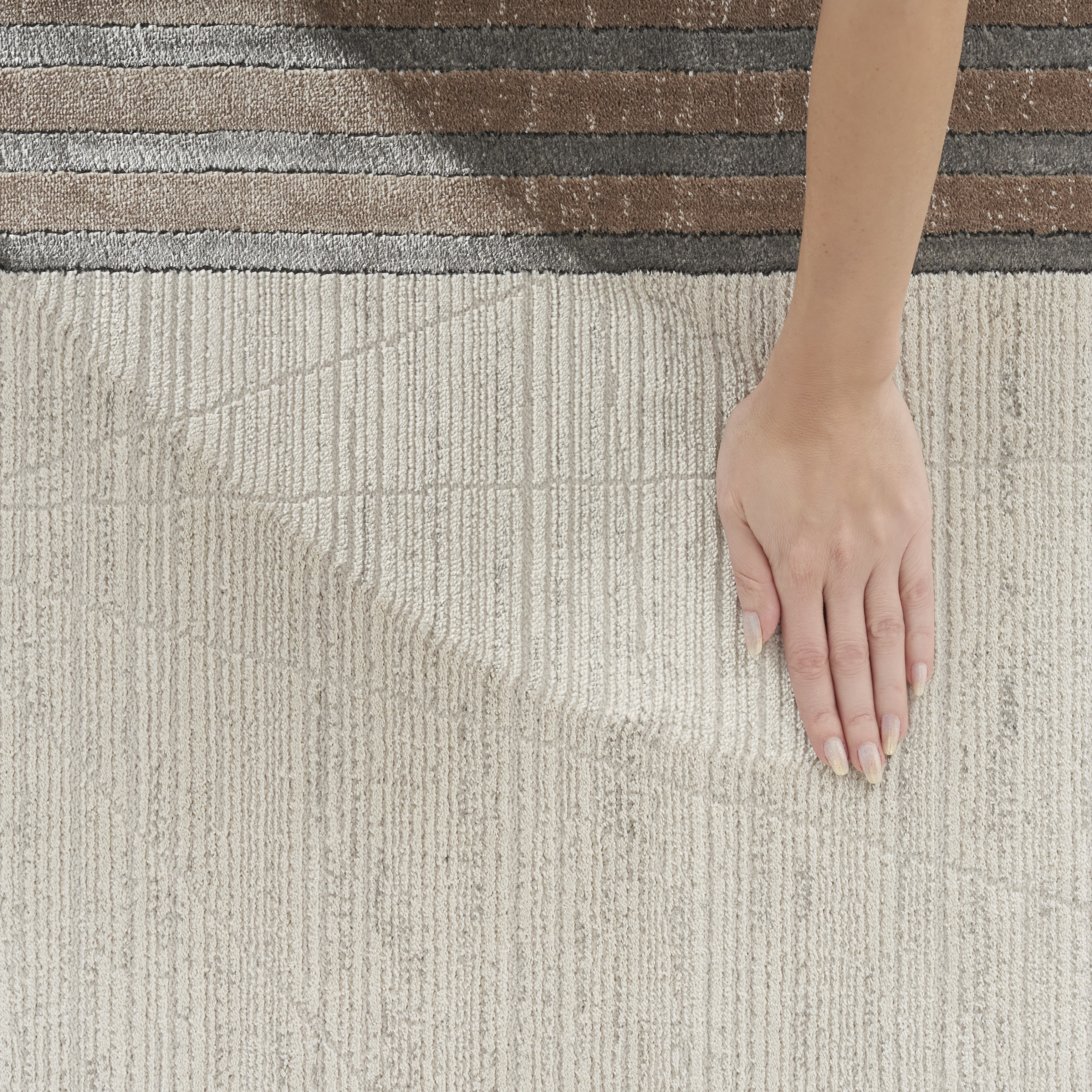 Nourison Desire 2'3" x 7'6" Ivory Silver Modern Indoor Rug