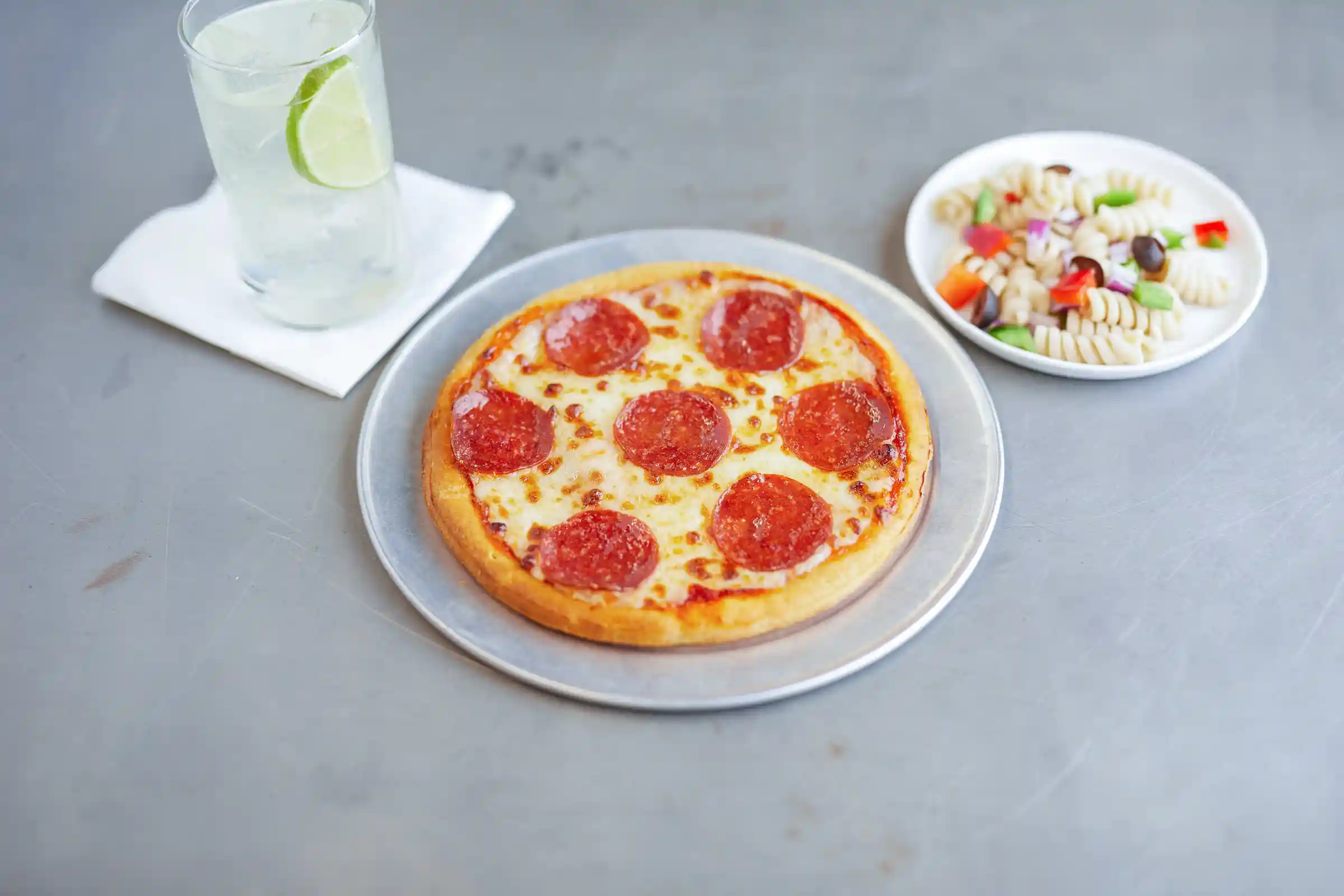 Hillshire Farm® Sliced Pepperoni, 12 slices per oz. https://images.salsify.com/image/upload/s--5SgAuSZJ--/q_25/f0vasxjusimtqciwisk3.webp