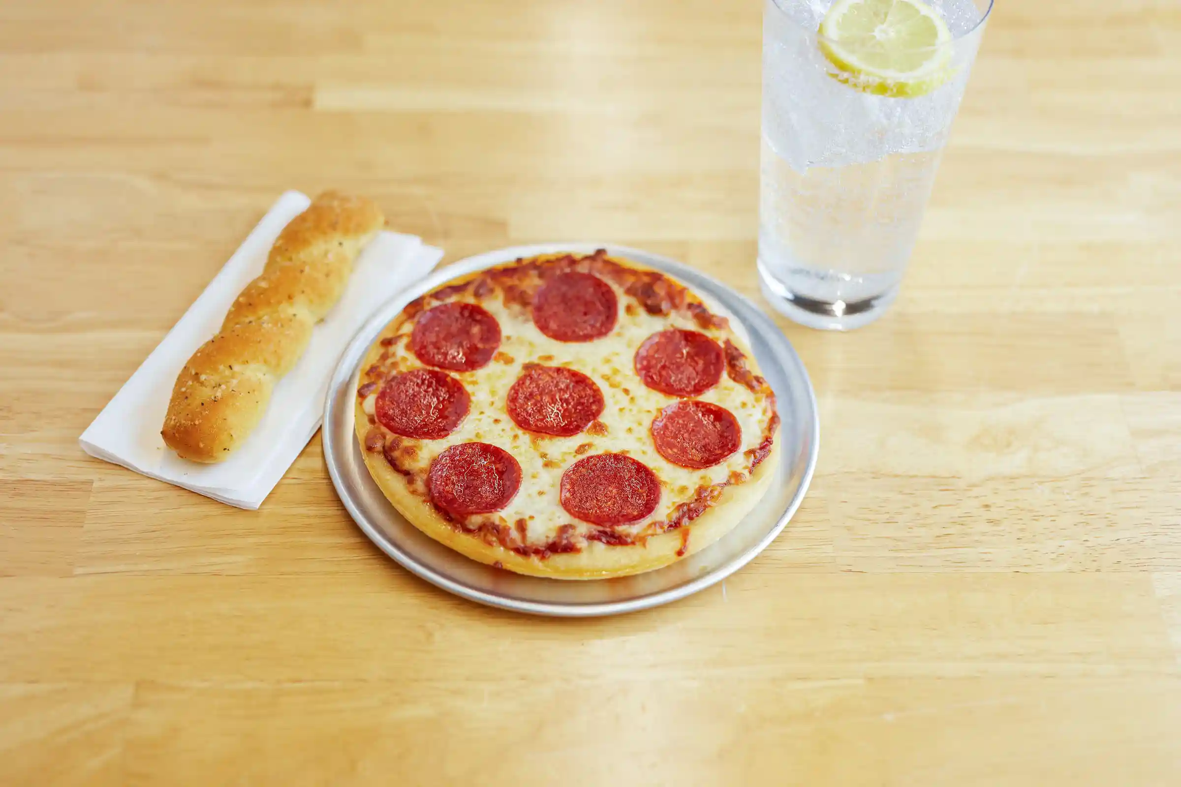 Hillshire Farm® Sliced Pepperoni, 14 slices per oz. https://images.salsify.com/image/upload/s--OY1LWAQh--/q_25/ubnx38yd2kwzkouthzsg.webp
