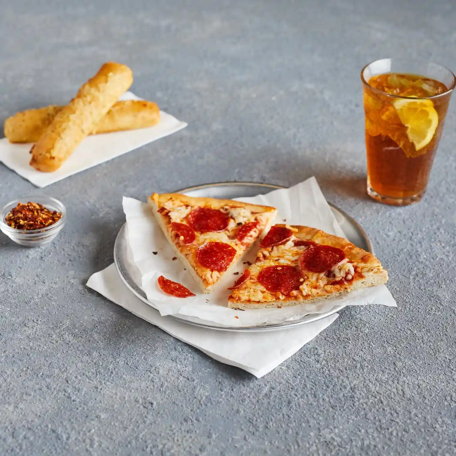 Hillshire Farm® Sliced Pepperoni, 14 slices per oz. https://images.salsify.com/image/upload/s--0wRGYkSL--/q_25/eedzchfoyajw4tgspmw1.webp