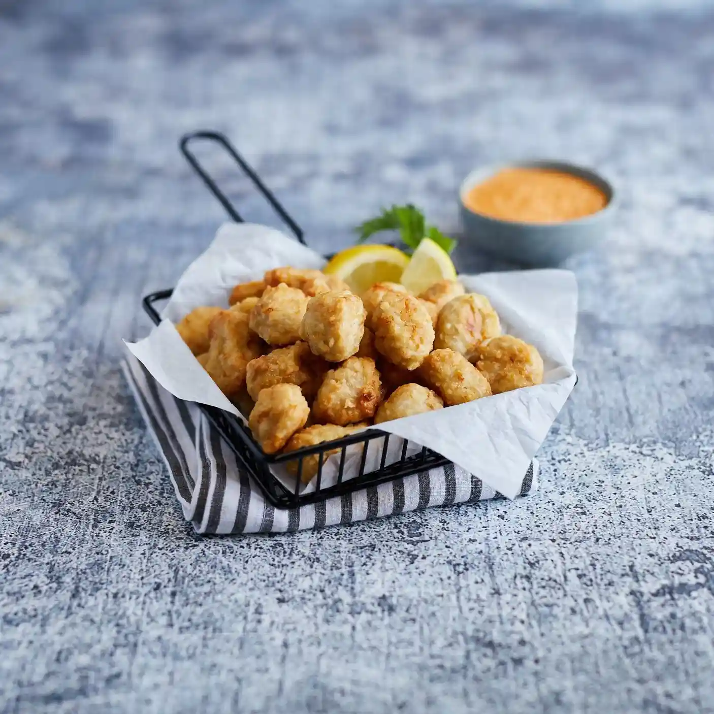 Tyson Red Label® Fully Cooked All Natural* Battered Leg Meat Pieces https://images.salsify.com/image/upload/s--oraz4Njw--/q_25/nb9whtqdtjizzsedbbfz.webp