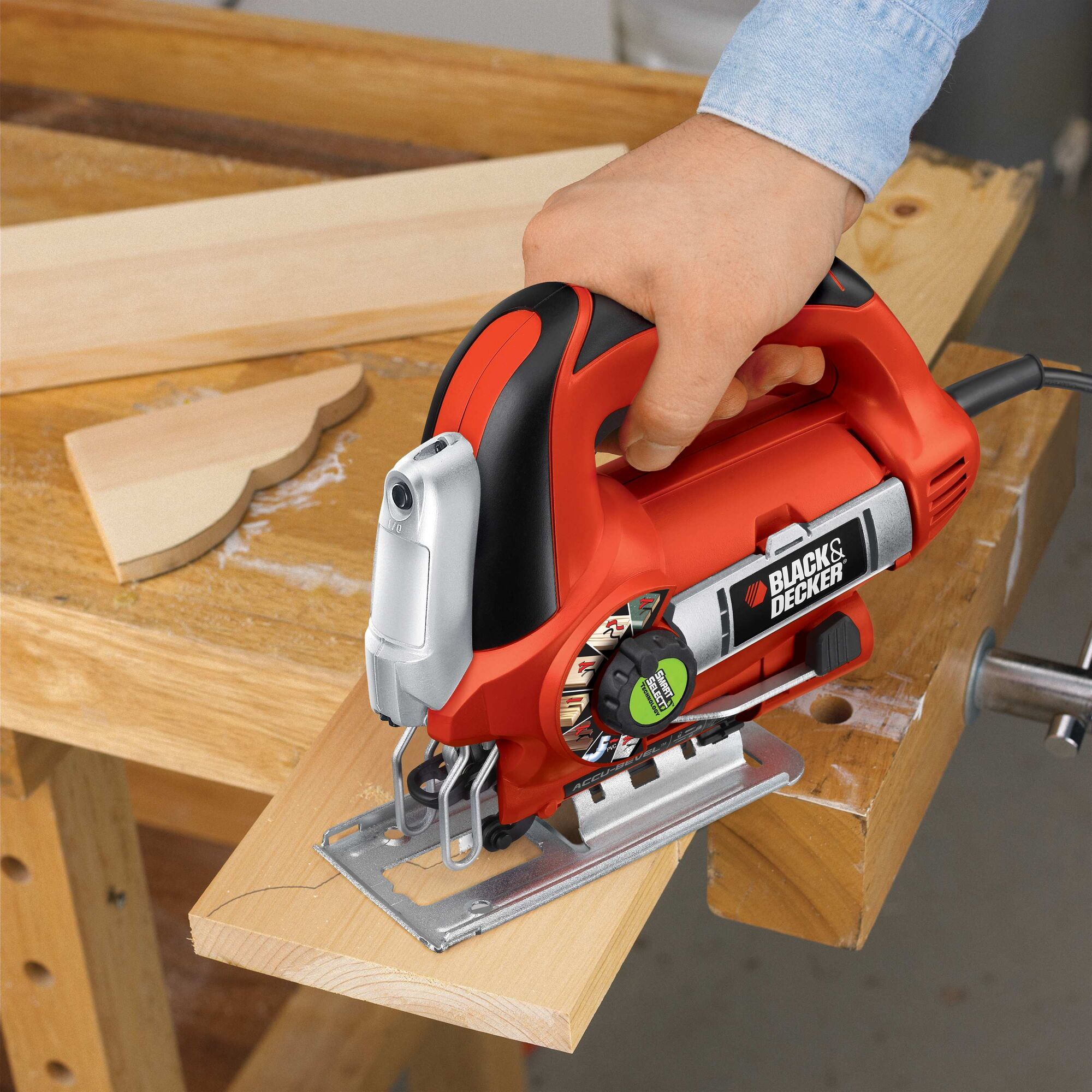Linefinder 6 amp orbital jigsaw with smart select technology cutting wood.