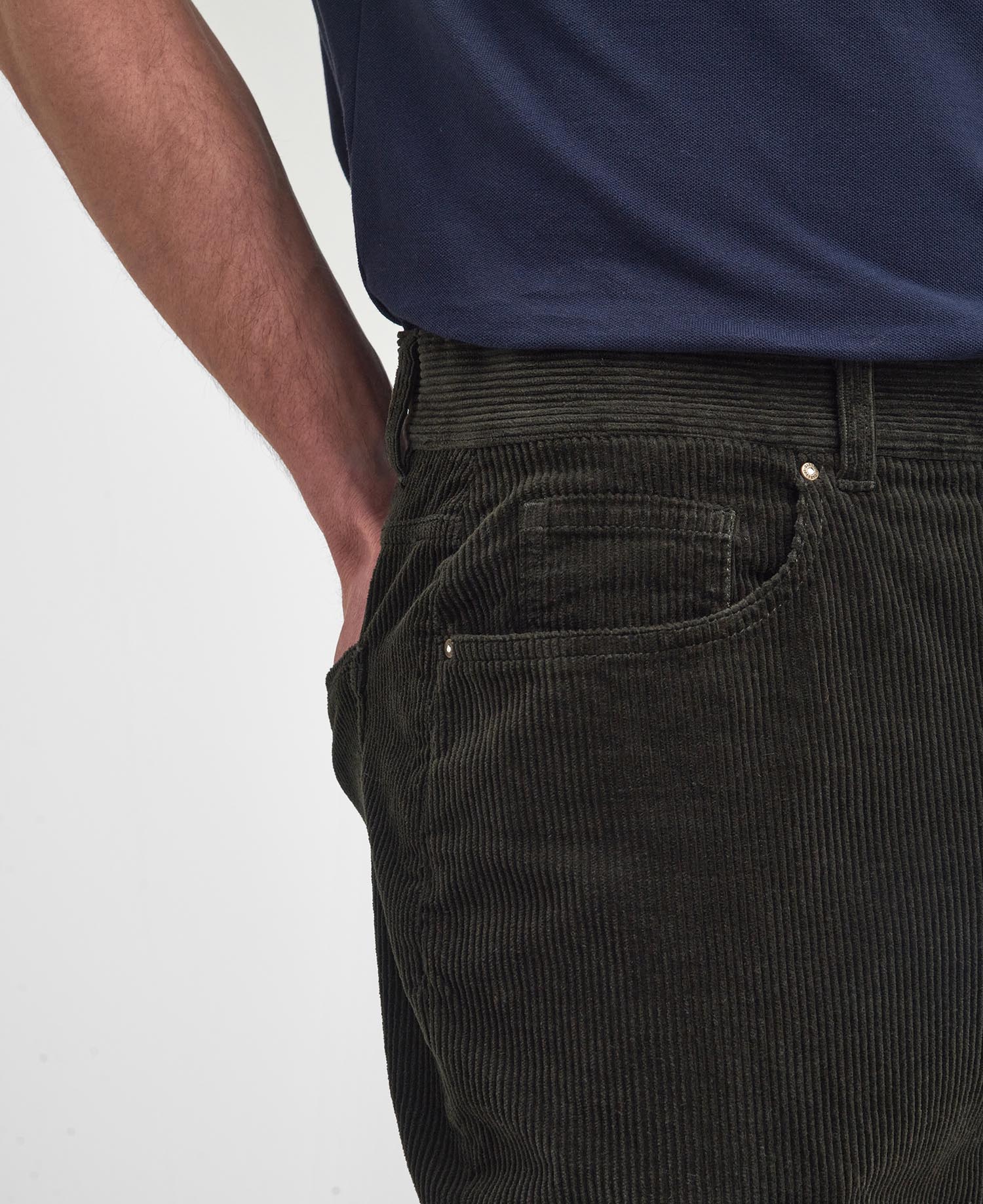Pantaloni in velluto stretch a coste sottili dalla vestibilità regular image number 3