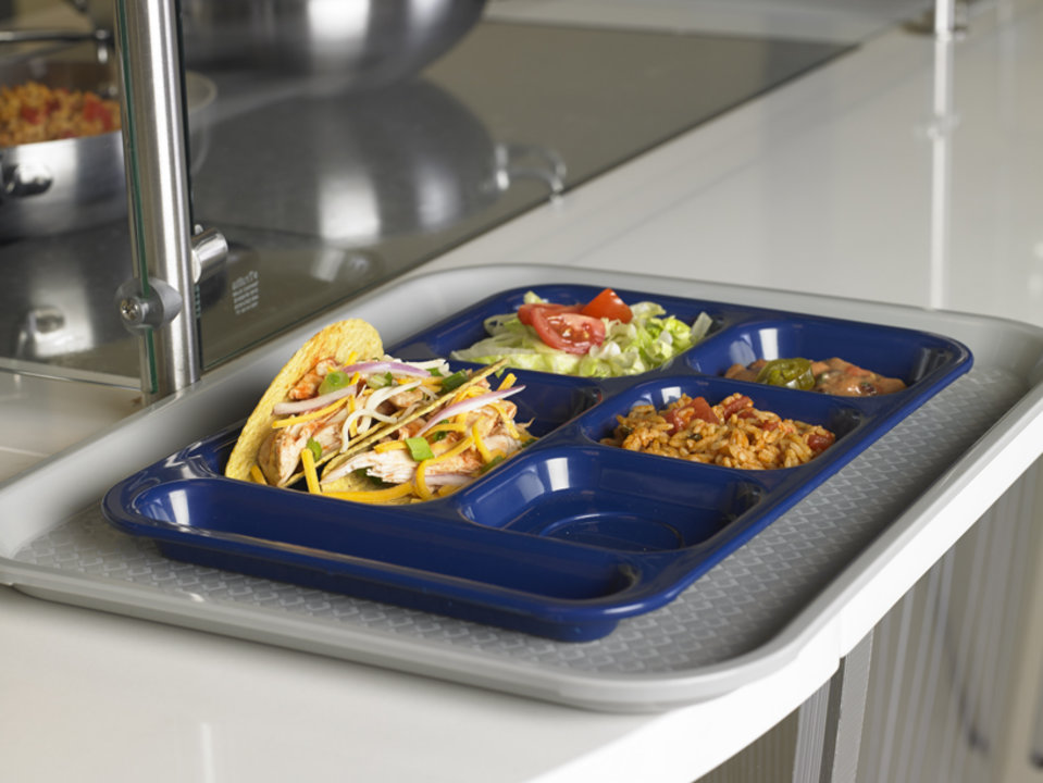 14 15/16" x 10 5/8" Traex® premium plastic fast-food tray in burgundy
