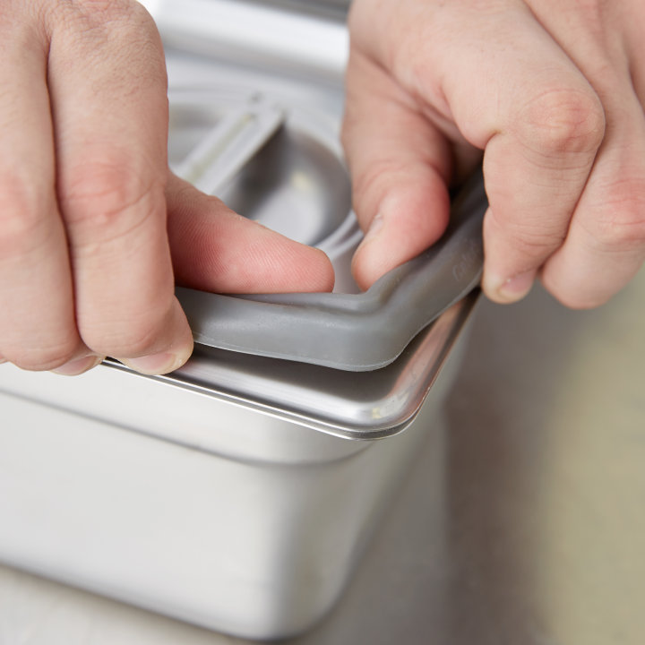 Sixth-size high-temperature silicone pan band in gray
