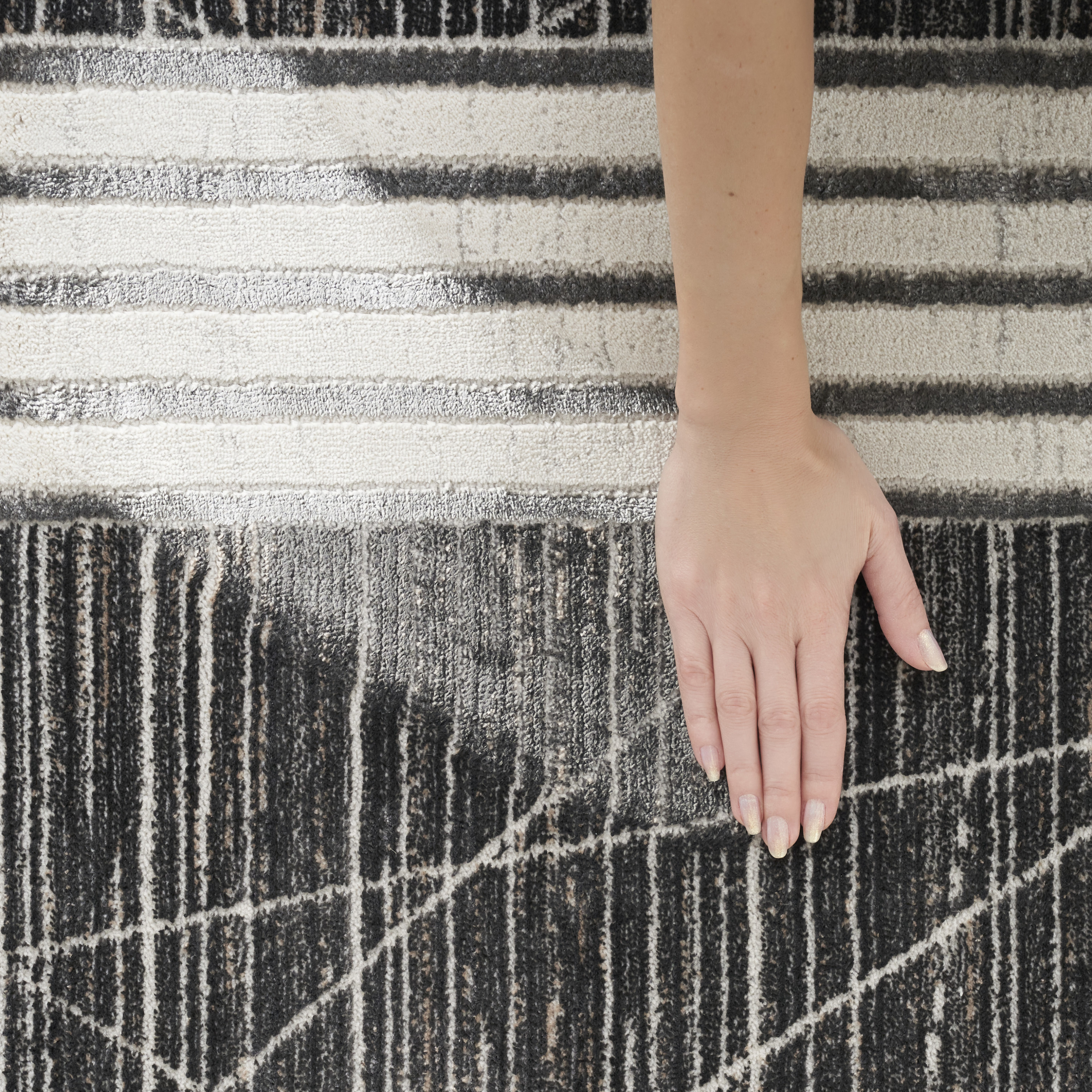 Nourison Desire 2'3" x 7'6" Charcoal Silver Modern Indoor Rug